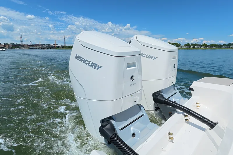 Slide: The Image of Sea Ray SLX 400 Outboard 2026 - 19