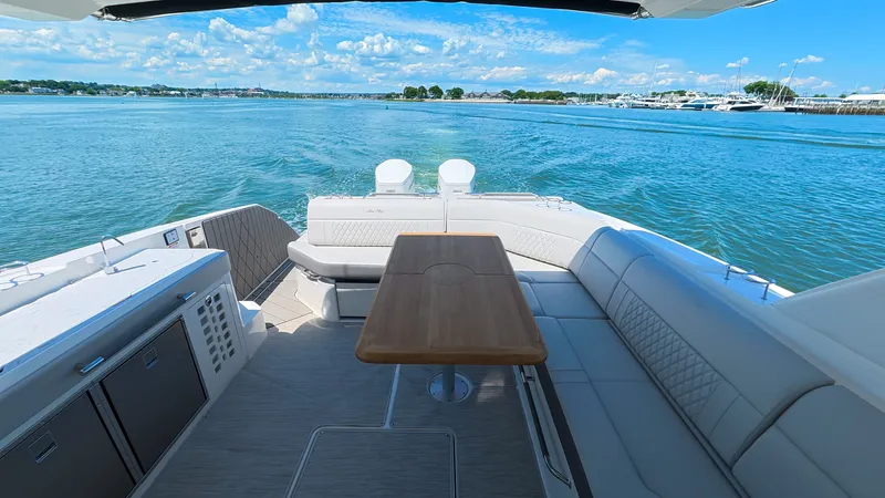 Slide: The Image of Sea Ray SLX 400 Outboard 2026 - 28