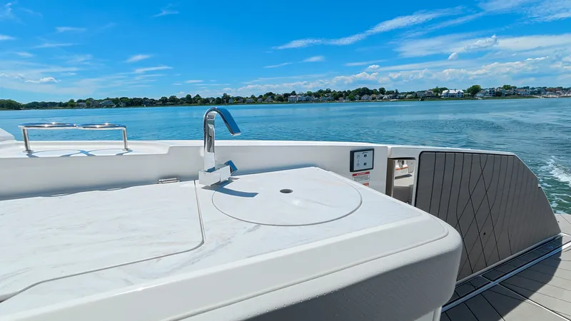 Slide: The Image of Sea Ray SLX 400 Outboard 2026 - 36