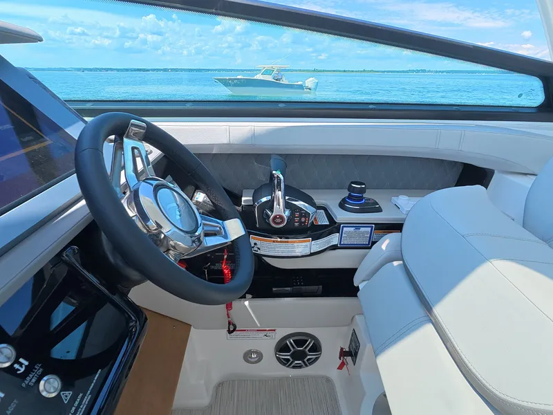 Slide: The Image of Sea Ray SLX 400 Outboard 2026 - 33