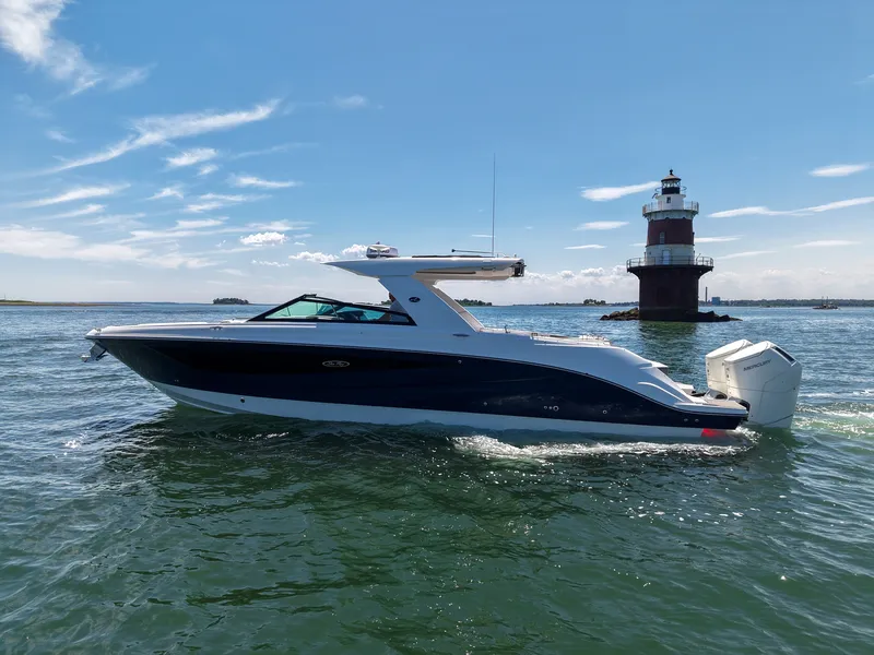 Slide: The Image of Sea Ray SLX 400 Outboard 2026 - 10