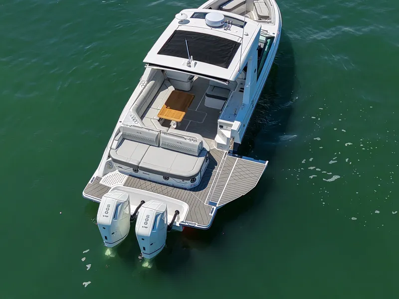 Slide: The Image of Sea Ray SLX 400 Outboard 2026 - 15