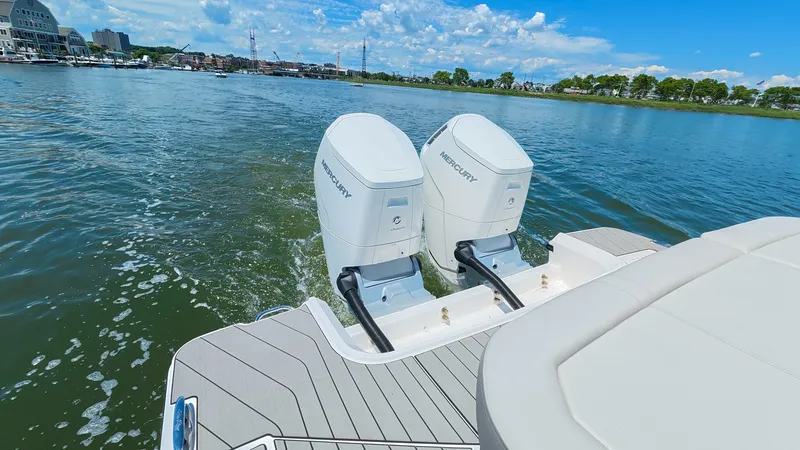 Slide: The Image of Sea Ray SLX 400 Outboard 2026 - 18