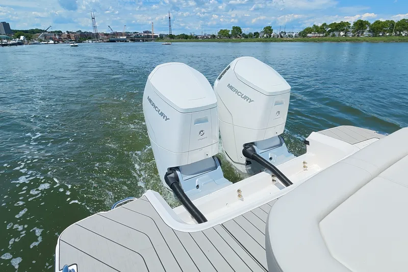Slide: The Image of Sea Ray SLX 400 Outboard 2026 - 18