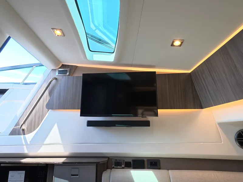 Slide: The Image of Sea Ray SLX 400 Outboard 2026 - 36