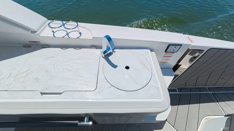 Slide: The Image of Sea Ray SLX 400 Outboard 2026 - 34