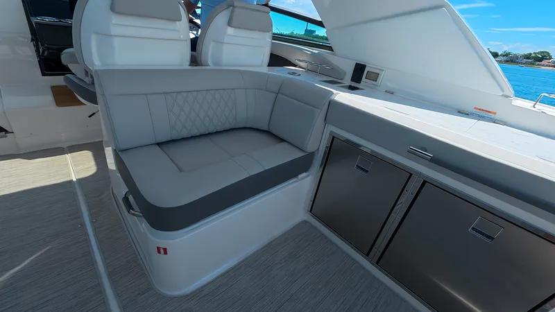 Slide: The Image of Sea Ray SLX 400 Outboard 2026 - 32