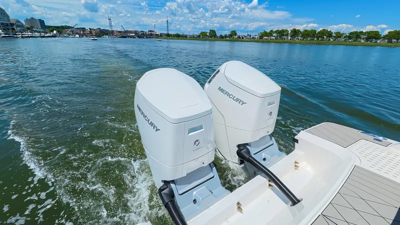 Slide: The Image of Sea Ray SLX 400 Outboard 2026 - 19