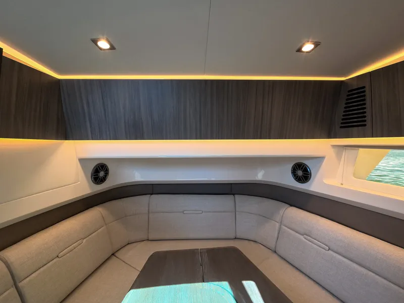 Slide: The Image of Sea Ray SLX 400 Outboard 2026 - 43