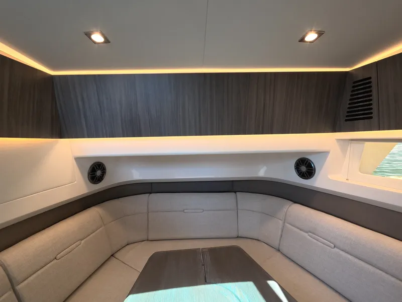 Slide: The Image of Sea Ray SLX 400 Outboard 2026 - 38
