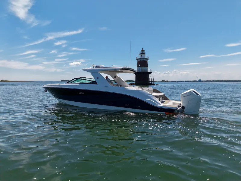 Slide: The Image of Sea Ray SLX 400 Outboard 2026 - 17