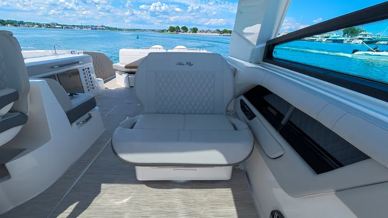 Slide: The Image of Sea Ray SLX 400 Outboard 2026 - 37