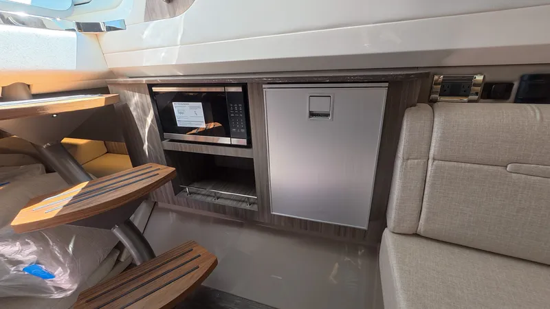 Slide: The Image of Sea Ray SLX 400 Outboard 2026 - 45