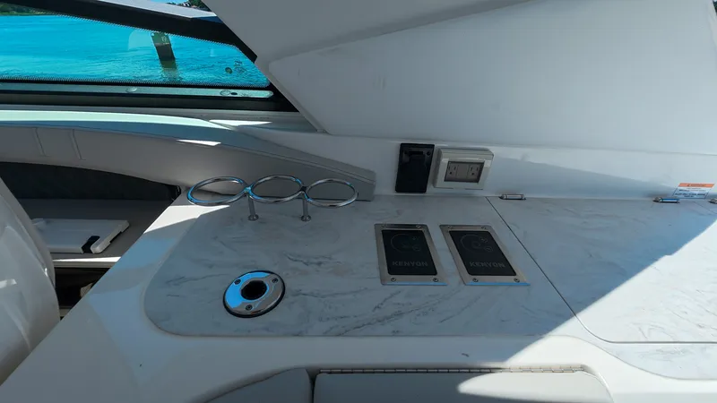 Slide: The Image of Sea Ray SLX 400 Outboard 2026 - 33
