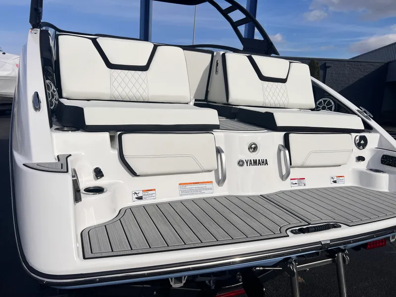 Slide: The Image of Yamaha 252SE 2026 - 16