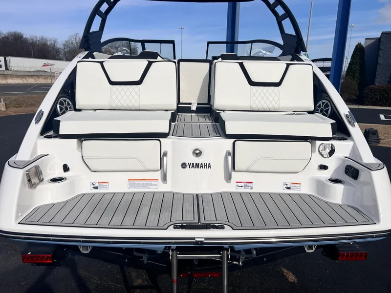 Slide: The Image of Yamaha 252SE 2026 - 17