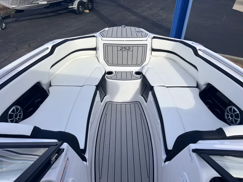 Slide: The Image of Yamaha 252SE 2026 - 6