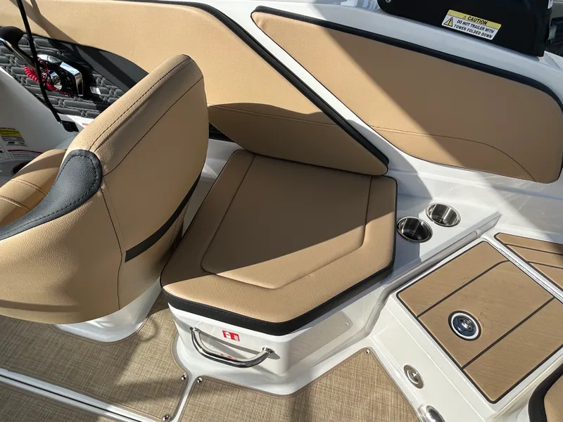 Slide: The Image of Sea Ray SPX 210 Outboard 2026 - 14