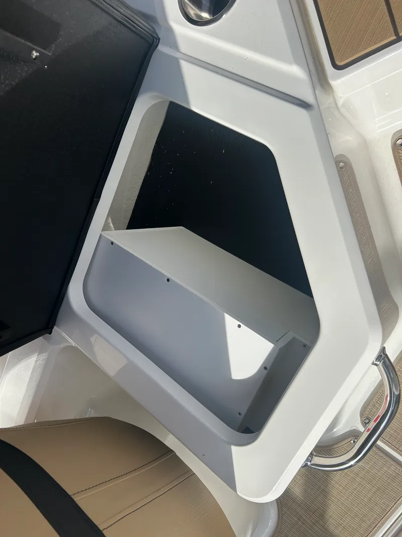 Slide: The Image of Sea Ray SPX 210 Outboard 2026 - 15