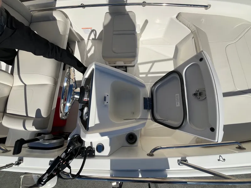 Slide: The Image of Boston Whaler 130 Super Sport 2025 - 8