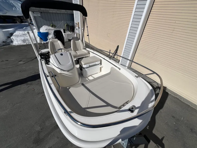 Slide: The Image of Boston Whaler 130 Super Sport 2025 - 9