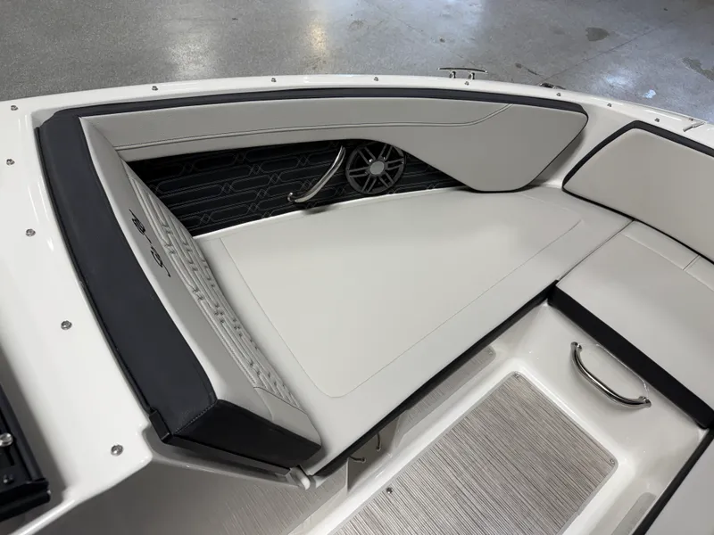 Slide: The Image of Sea Ray SPX 210 2026 - 10