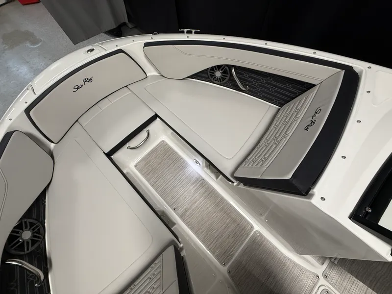 Slide: The Image of Sea Ray SPX 210 2026 - 15