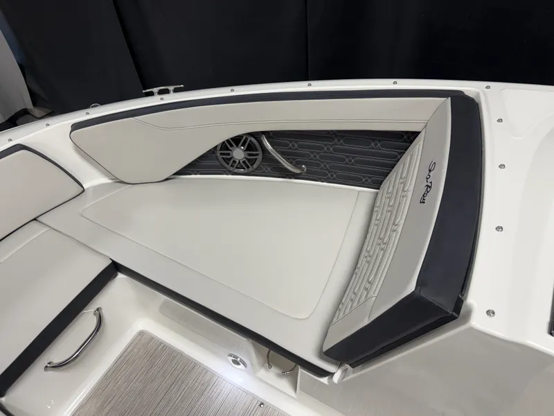 Slide: The Image of Sea Ray SPX 210 2026 - 16