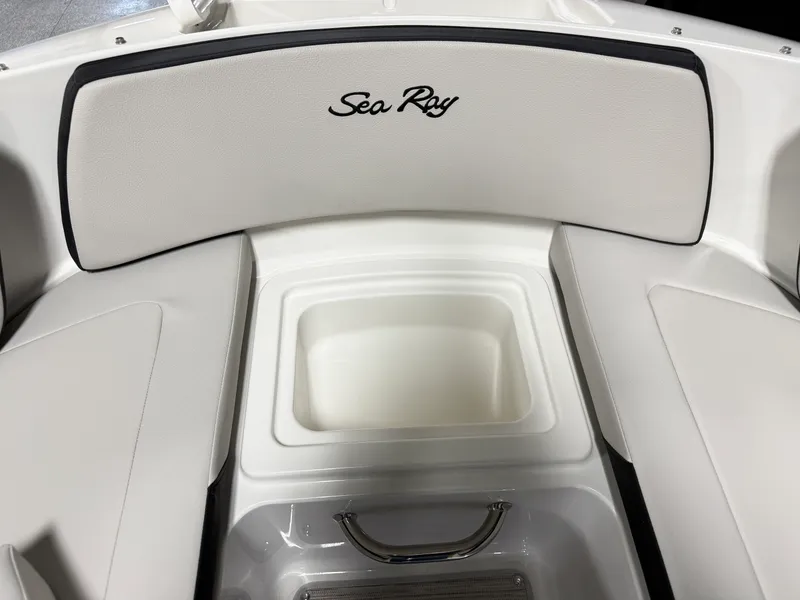 Slide: The Image of Sea Ray SPX 210 2026 - 23