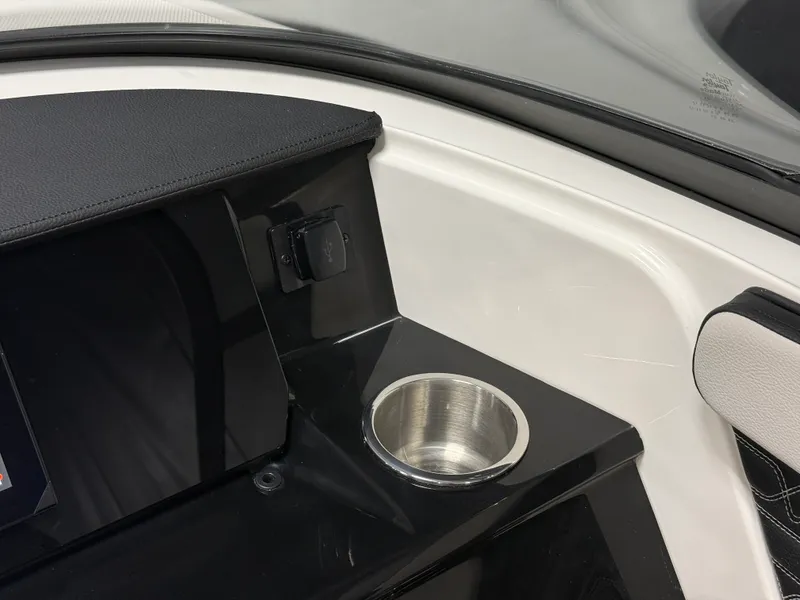 Slide: The Image of Sea Ray SPX 210 2026 - 31