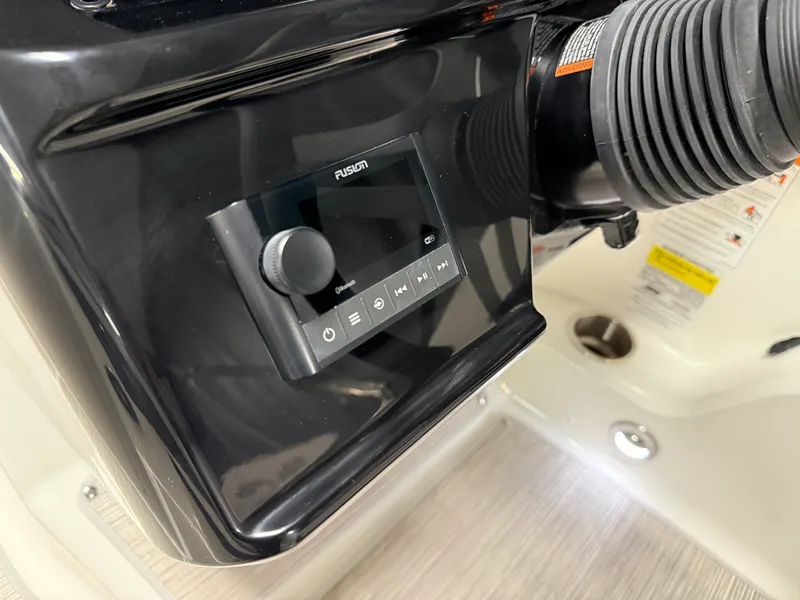 Slide: The Image of Sea Ray SPX 210 2026 - 34