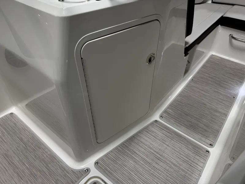 Slide: The Image of Sea Ray SPX 210 2026 - 37