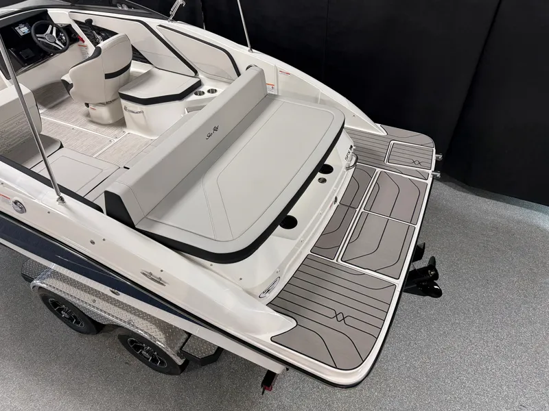 Slide: The Image of Sea Ray SPX 210 2026 - 4