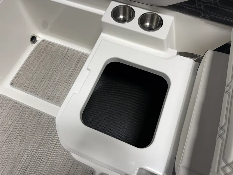 Slide: The Image of Sea Ray SPX 210 2026 - 48