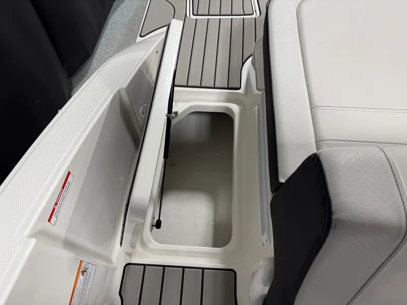 Slide: The Image of Sea Ray SPX 210 2026 - 61