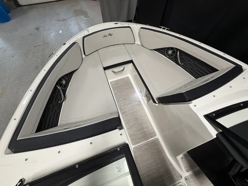 Slide: The Image of Sea Ray SPX 210 2026 - 7