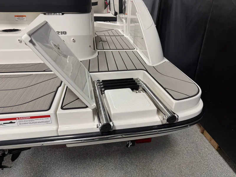 Slide: The Image of Sea Ray SPX 210 2026 - 73