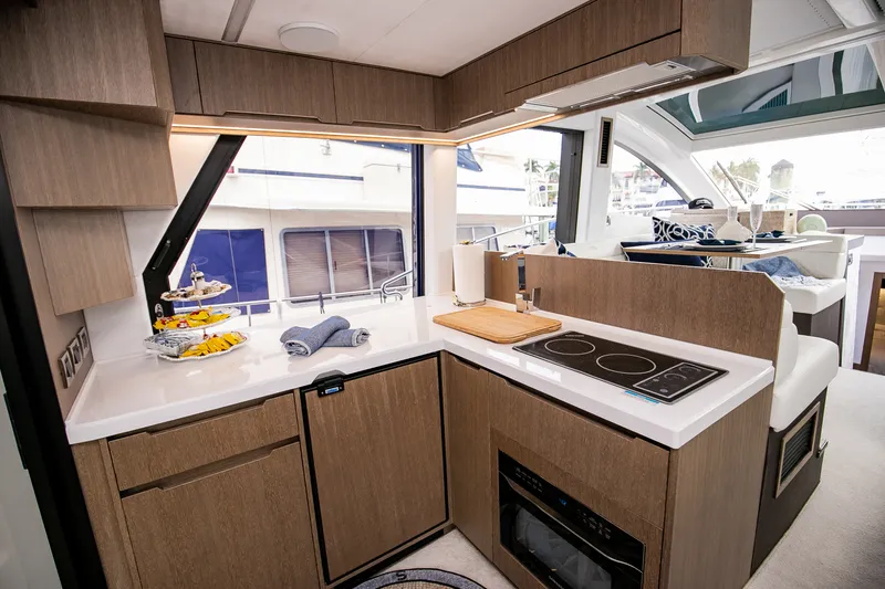 Slide: The Image of Galeon 470 SKY 2024 - 43