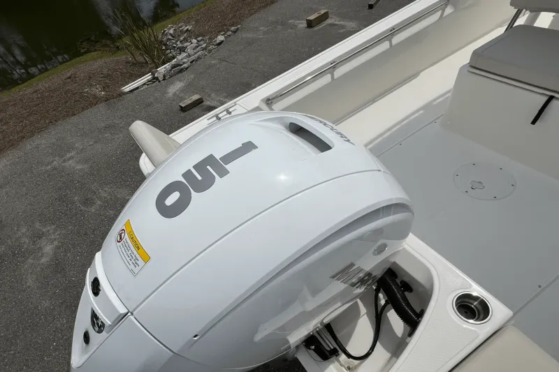 Slide: The Image of Boston Whaler 190 MONTAUK 2025 - 3