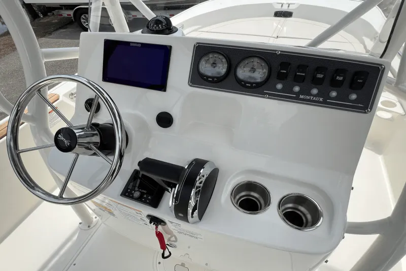Slide: The Image of Boston Whaler 190 MONTAUK 2025 - 4