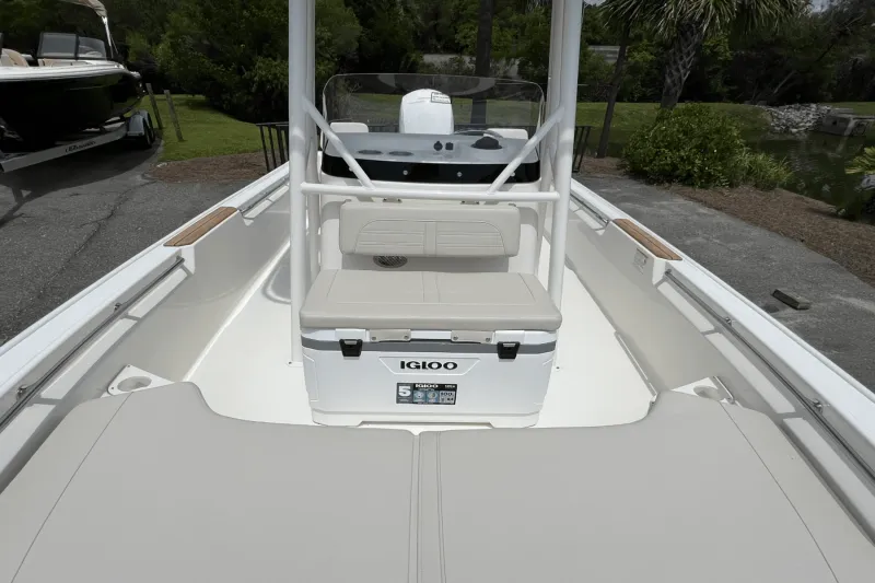Slide: The Image of Boston Whaler 190 MONTAUK 2025 - 7
