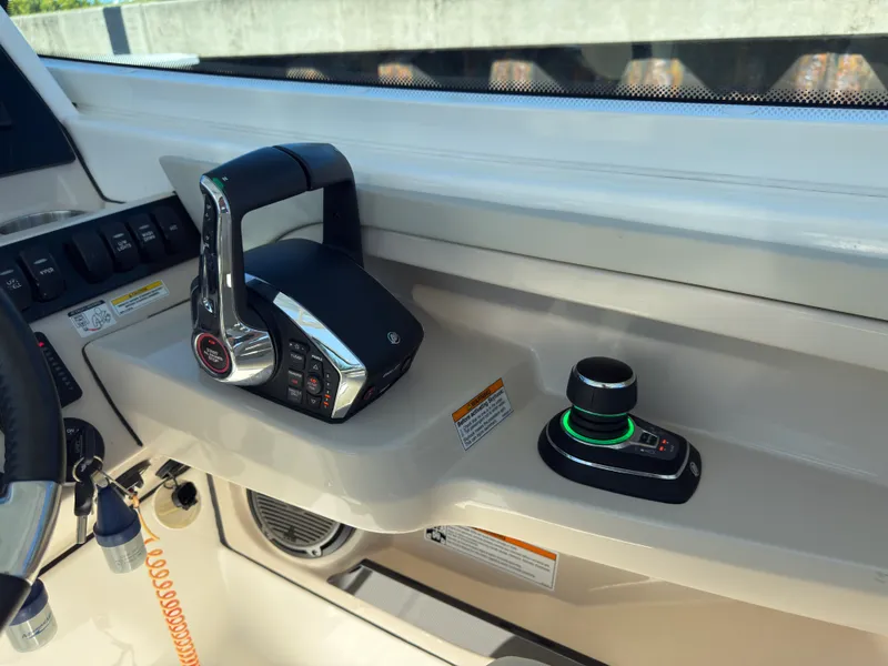 Slide: The Image of Boston Whaler 280 VANTAGE 2023 - 10