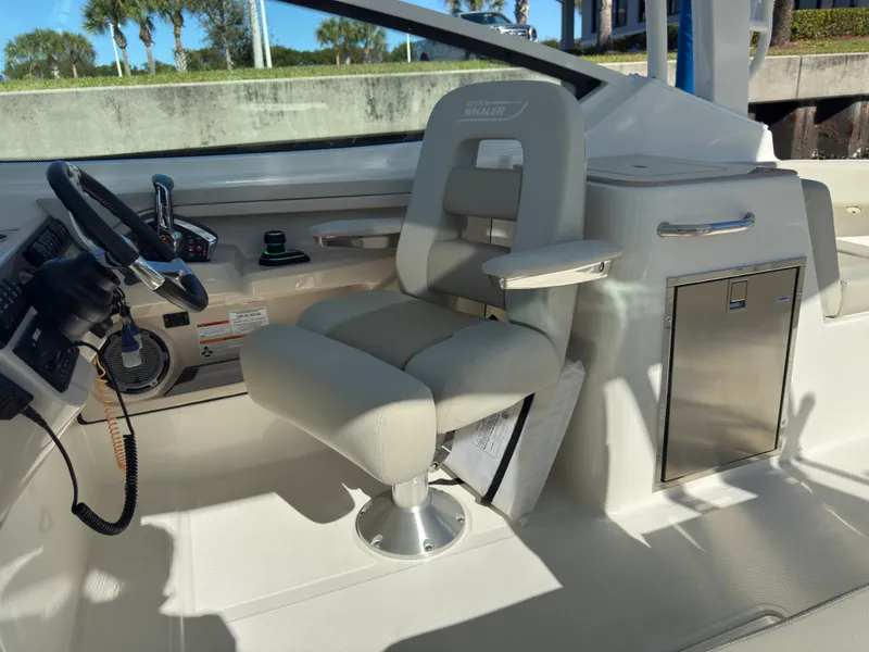 Slide: The Image of Boston Whaler 280 VANTAGE 2023 - 11