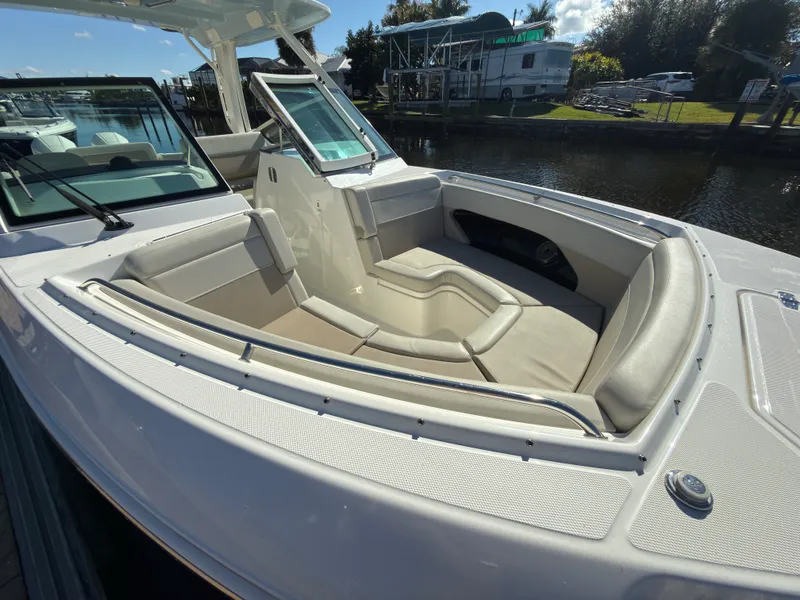Slide: The Image of Boston Whaler 280 VANTAGE 2023 - 15