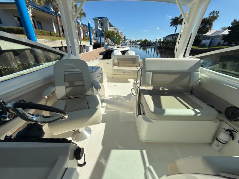 Slide: The Image of Boston Whaler 280 VANTAGE 2023 - 16