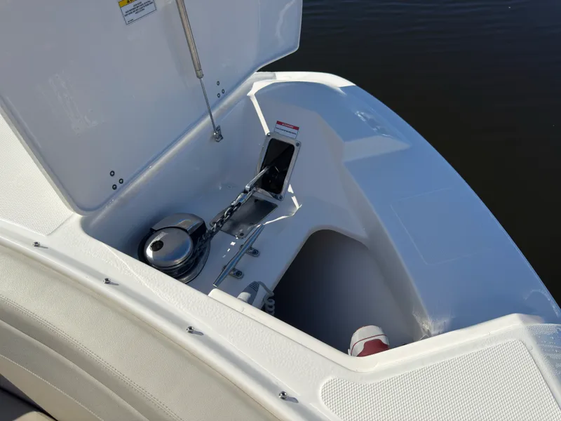 Slide: The Image of Boston Whaler 280 VANTAGE 2023 - 17