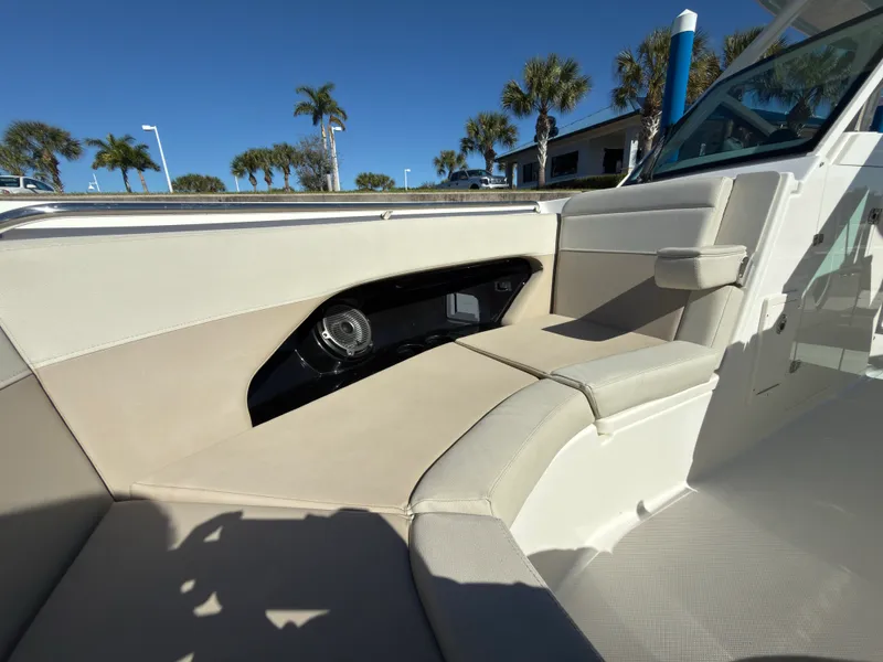 Slide: The Image of Boston Whaler 280 VANTAGE 2023 - 18