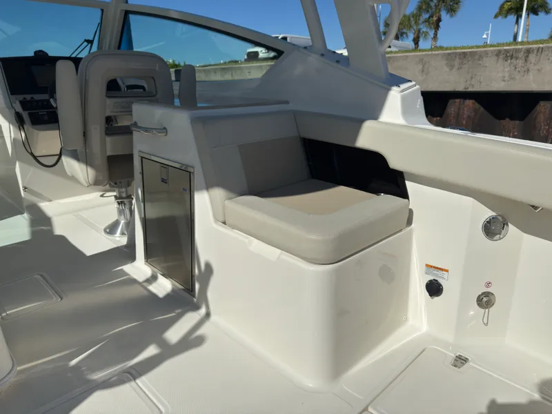 Slide: The Image of Boston Whaler 280 VANTAGE 2023 - 19