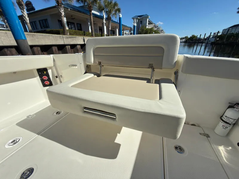 Slide: The Image of Boston Whaler 280 VANTAGE 2023 - 20