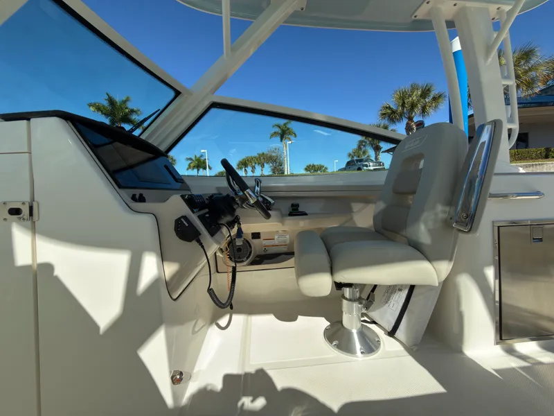 Slide: The Image of Boston Whaler 280 VANTAGE 2023 - 21